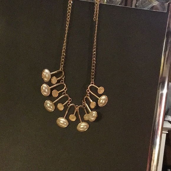 Beautiful paparazzi Necklace and pair of earrings. - Picture 1 of 3